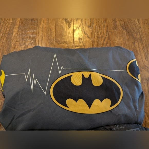 Batman linens Twin size, 2 flat 1 fitted polyester, includes  Small batman plush - Picture 4 of 8